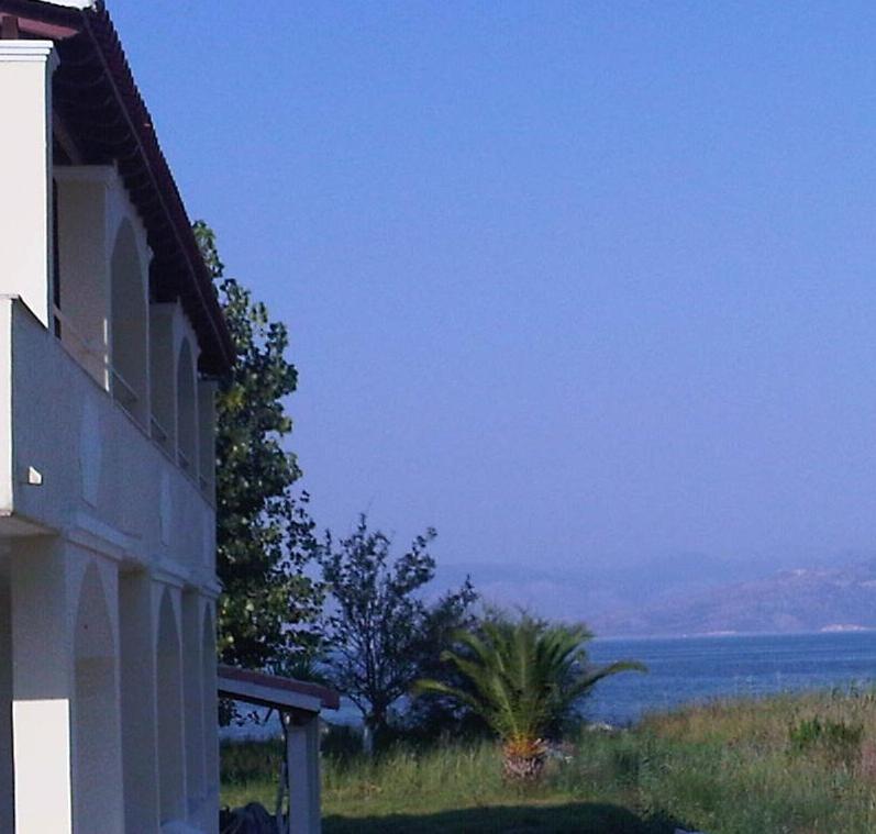 Virginia'S Beachfront Apartments Kávos Екстериор снимка