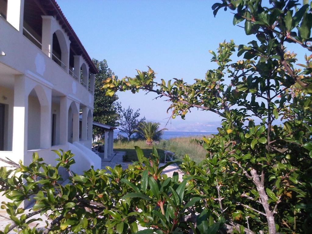 Virginia'S Beachfront Apartments Kávos Екстериор снимка