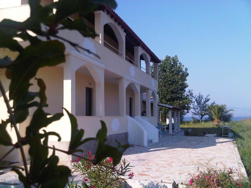 Virginia'S Beachfront Apartments Kávos Екстериор снимка