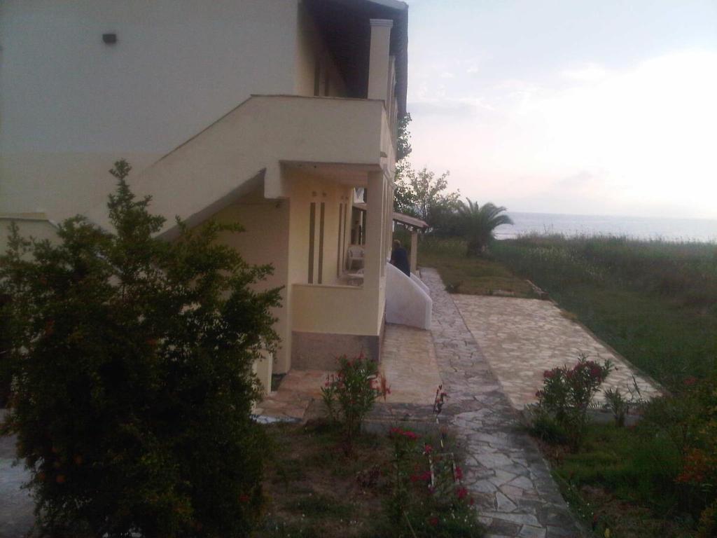 Virginia'S Beachfront Apartments Kávos Екстериор снимка