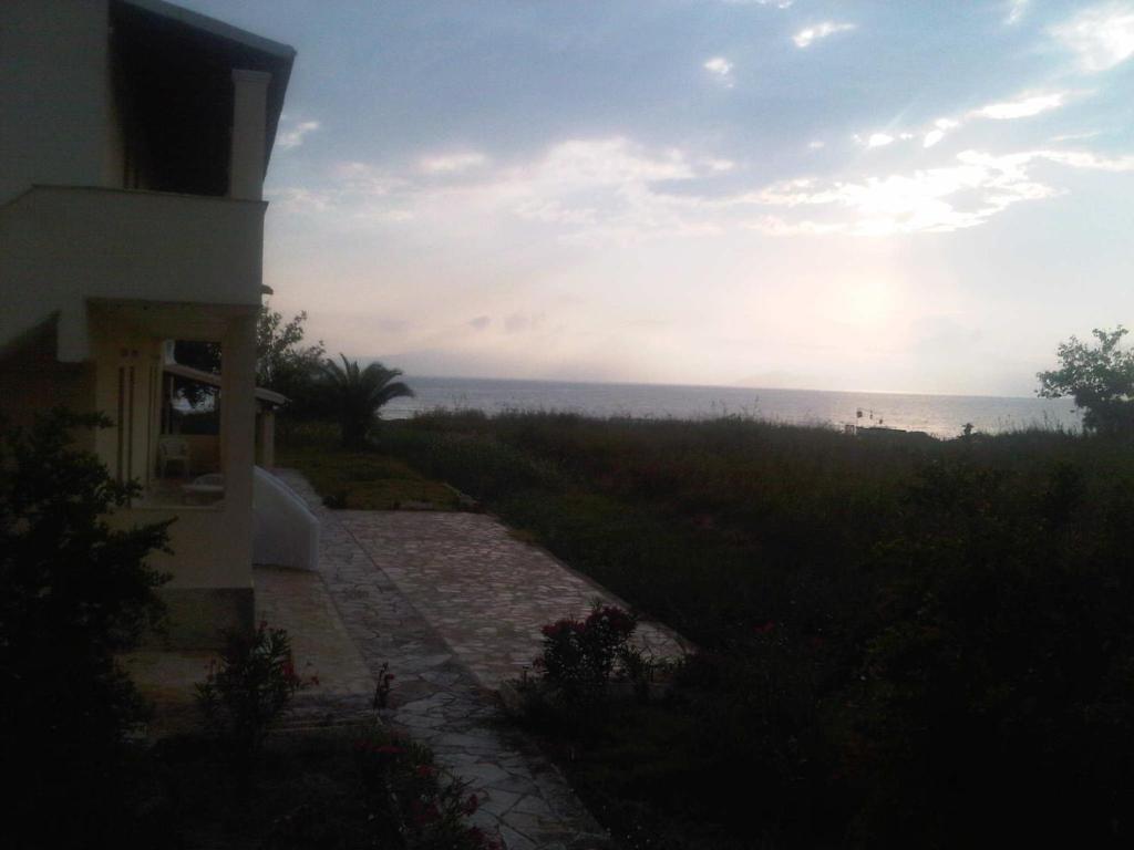 Virginia'S Beachfront Apartments Kávos Екстериор снимка