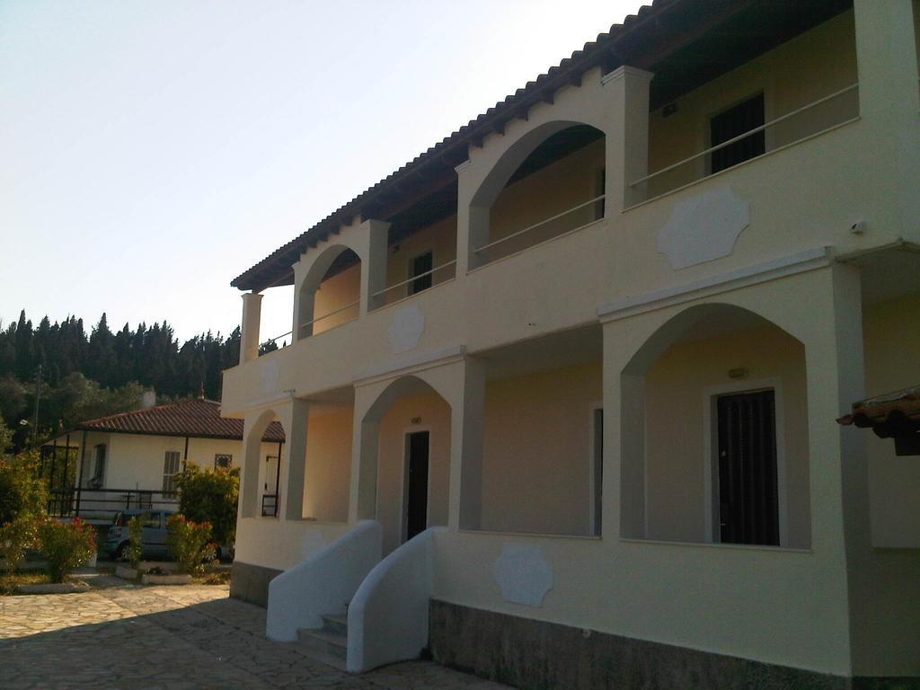 Virginia'S Beachfront Apartments Kávos Екстериор снимка